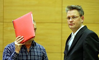 Der drogenabhängige Vater hatte im Rausch seine Zwillingsbabys fallenlassen, ein Säugling starb in dieser Nacht. Verteidiger Alexander Klemme steht ihm auch in Hagen zur Seite. - Wolfgang Rudolf Der drogenabhängige Vater hatte im Rausch seine Zwillingsbabys fallenlassen, ein Säugling starb in dieser Nacht. Verteidiger Alexander Klemme steht ihm auch in Hagen zur Seite. - Wolfgang Rudolf