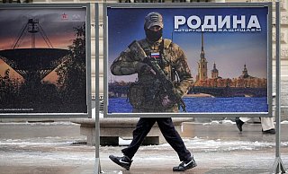 Werbeplakat für die «Vaterlandsverteidigung» in St. Petersburg (Archivbild). Nun wirbt Russlands Verteidigungsministerium mit einem Action-Video um Freiwillige. - Dmitri Lovetsky/AP/dpa Werbeplakat für die «Vaterlandsverteidigung» in St. Petersburg (Archivbild). Nun wirbt Russlands Verteidigungsministerium mit einem Action-Video um Freiwillige. - Dmitri Lovetsky/AP/dpa