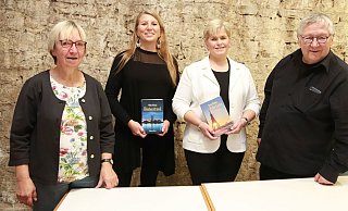 Auf Einladung von Martina Lange (l.) und Jörg Czyborra (r.) stellen die Mindener Krimi-Autorinnen Meike Messal (2. v. l.) und Doris Oetting im Bürgerhaus ihre jüngsten Thriller vor. - Knut Dinter Auf Einladung von Martina Lange (l.) und Jörg Czyborra (r.) stellen die Mindener Krimi-Autorinnen Meike Messal (2. v. l.) und Doris Oetting im Bürgerhaus ihre jüngsten Thriller vor. - Knut Dinter