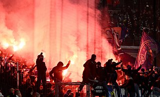 Aggressives Verhalten, Pyrotechnik, Auseinandersetzungen mit der Polizei: Das hat eine Mindenerin in der Beziehung mit einem Ultra mitbekommen. - dpa Aggressives Verhalten, Pyrotechnik, Auseinandersetzungen mit der Polizei: Das hat eine Mindenerin in der Beziehung mit einem Ultra mitbekommen. - dpa