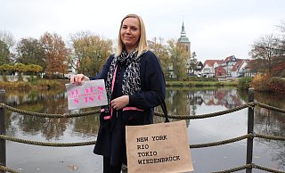 Stefanie Knöbel bietet mit ihrer "Knöbelei" auch Rheda-Wiedenbrück-Artikel an, weil sie ihre Heimatstadt so sehr mag. - Marion Pokorra-Brockschmidt Stefanie Knöbel bietet mit ihrer "Knöbelei" auch Rheda-Wiedenbrück-Artikel an, weil sie ihre Heimatstadt so sehr mag. - Marion Pokorra-Brockschmidt