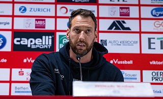Trainer Mitch Kniat von Arminia Bielefeld während der Pressekonferenz nach dem Spiel bei Viktoria Köln: Er muss keine Strafe durch den DFB mehr befürchten. - Teresa Kroeger Trainer Mitch Kniat von Arminia Bielefeld während der Pressekonferenz nach dem Spiel bei Viktoria Köln: Er muss keine Strafe durch den DFB mehr befürchten. - Teresa Kroeger