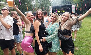 Festival im Kreis Gütersloh: Julia Hinzmann, Elena Tuztas, Bianca und Alina Stockmeyer (v. l.) aus Gütersloh genießen die Festival-Atmosphärem und freuten sich insbesondere auf DJ Noel Haller. - Karin Prignitz Festival im Kreis Gütersloh: Julia Hinzmann, Elena Tuztas, Bianca und Alina Stockmeyer (v. l.) aus Gütersloh genießen die Festival-Atmosphärem und freuten sich insbesondere auf DJ Noel Haller. - Karin Prignitz