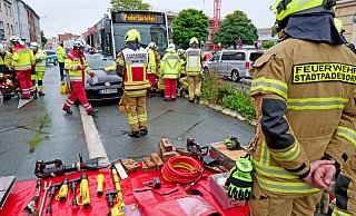 Die beiden Insassen des VW waren im Fahrzeug eingeschlossen und mussten durch die Feuerwehr befreit werden. - Ralph Meyer Die beiden Insassen des VW waren im Fahrzeug eingeschlossen und mussten durch die Feuerwehr befreit werden. - Ralph Meyer