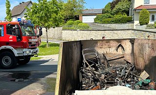 Heiß entsorgt: die Reste des ehemaligen Haarstudios Vollmer an der Bürener Straße standen am Samstagnachmittag in einem Container in Flammen. - Ralph Meyer Heiß entsorgt: die Reste des ehemaligen Haarstudios Vollmer an der Bürener Straße standen am Samstagnachmittag in einem Container in Flammen. - Ralph Meyer