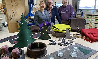 Kerstin Lippelt (v. l.), Hubert Beumler und Hans Backhaus freuen sich auf viele Hobbybastler, die sie ab November in ihrer offenen Werkstatt begrüßen wollen. - Nicole Sielermann Kerstin Lippelt (v. l.), Hubert Beumler und Hans Backhaus freuen sich auf viele Hobbybastler, die sie ab November in ihrer offenen Werkstatt begrüßen wollen. - Nicole Sielermann