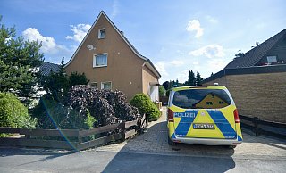 Die intensive Suche nach Marion S. geht weiter. Zuletzt wurde sie am Mittwoch von Nachbarn in ihrem Elternhaus an der Erfurter Straße in Steinhagen gesehen. Dort verliert sich ihre Spur. - Wolfgang Wotke Die intensive Suche nach Marion S. geht weiter. Zuletzt wurde sie am Mittwoch von Nachbarn in ihrem Elternhaus an der Erfurter Straße in Steinhagen gesehen. Dort verliert sich ihre Spur. - Wolfgang Wotke
