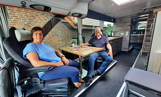 Jürgen und Silke Steinhanses beim Kaffeetrinken in der Sitzecke ihres Reisebus-Wohnmobiles. Im Hintergrund die Küche, das Bad und die Leiter zur Dachterasse. - Jonas Damme Jürgen und Silke Steinhanses beim Kaffeetrinken in der Sitzecke ihres Reisebus-Wohnmobiles. Im Hintergrund die Küche, das Bad und die Leiter zur Dachterasse. - Jonas Damme