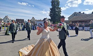 Jörg und Susanne Frewert, die amtierenden Majestäten, beim Jubiläumsschützenfest in Brenkhausen. - Katharina Maria Grote Jörg und Susanne Frewert, die amtierenden Majestäten, beim Jubiläumsschützenfest in Brenkhausen. - Katharina Maria Grote