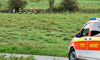 Feuerwehrleute unterstützten den Rettungsdienst beim Transport der Verletzten aus dem Flussbett der Alme zum Rettungswagen. - Ralph Meyer Feuerwehrleute unterstützten den Rettungsdienst beim Transport der Verletzten aus dem Flussbett der Alme zum Rettungswagen. - Ralph Meyer