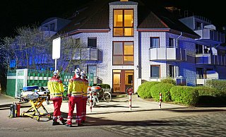 Nach einem Küchenbrand in einer Dachgeschosswohnung am Minzeweg wurde ein Bewohner mit Verdacht auf Rauchgasvergiftung ins Krankenhaus eingeliefert. - Ralph Meyer Nach einem Küchenbrand in einer Dachgeschosswohnung am Minzeweg wurde ein Bewohner mit Verdacht auf Rauchgasvergiftung ins Krankenhaus eingeliefert. - Ralph Meyer