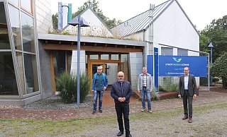 Fred Wokittel (v.l.), Matthias Kreft, Holger Freymuth und Bernd Poggemöller stehen vor der Heizzentrale. - Dirk Windmöller Fred Wokittel (v.l.), Matthias Kreft, Holger Freymuth und Bernd Poggemöller stehen vor der Heizzentrale. - Dirk Windmöller