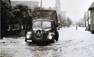 Auf Höhe des Frischmarktes Rüther (heutige Osttorstraße) hatten selbst Lkw mit hoher Bodenfreiheit Probleme, die Wassermassen zu durchfahren. - Gemeindechronik/Repro: L. Schenk Auf Höhe des Frischmarktes Rüther (heutige Osttorstraße) hatten selbst Lkw mit hoher Bodenfreiheit Probleme, die Wassermassen zu durchfahren. - Gemeindechronik/Repro: L. Schenk