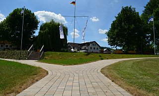Barrierefrei, offen und modern: Über eine Treppe oder einen abschüssigen Weg erreichen Touristen und Einheimische den Dampferanleger. - Nicole Fischer Barrierefrei, offen und modern: Über eine Treppe oder einen abschüssigen Weg erreichen Touristen und Einheimische den Dampferanleger. - Nicole Fischer