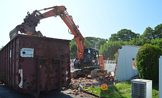 Der Bagger ist im Einsatz: Das Hundehaus wird größtenteils abgerissen und erhält Gitterwände und ein neues Dach. Zukünftig wird es dort 16 Zwinger geben. - Nicole Fischer Der Bagger ist im Einsatz: Das Hundehaus wird größtenteils abgerissen und erhält Gitterwände und ein neues Dach. Zukünftig wird es dort 16 Zwinger geben. - Nicole Fischer