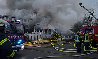 Ein spektakuläres Bild - und ein Haufen Arbeit. Am 16. Februar brannte das ehemalige Hotel am Kaiserbrunnen in Brakel lichterloh. - Nicole Fischer Ein spektakuläres Bild - und ein Haufen Arbeit. Am 16. Februar brannte das ehemalige Hotel am Kaiserbrunnen in Brakel lichterloh. - Nicole Fischer