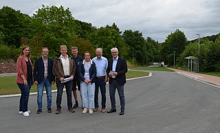 Haben gemeinsam an dem Projekt gearbeitet (v.l.): Laura Übel (stellvertretende Ordnungsamtsleiterin), Ralf Meibom (ehemaliger stell. Ordnungsamtsleiter), Tiefbauingenieur Rainer Wohlfahrt, Andreas Hartmann (Elektro Hartmann), Katharina Zietz (Erdbau Hake), Bürgermeister Hubertus Grimm und Günter Weskamp.?Fotos: Nicole Fischer - Nicole Fischer Haben gemeinsam an dem Projekt gearbeitet (v.l.): Laura Übel (stellvertretende Ordnungsamtsleiterin), Ralf Meibom (ehemaliger stell. Ordnungsamtsleiter), Tiefbauingenieur Rainer Wohlfahrt, Andreas Hartmann (Elektro Hartmann), Katharina Zietz (Erdbau Hake), Bürgermeister Hubertus Grimm und Günter Weskamp.?Fotos: Nicole Fischer - Nicole Fischer