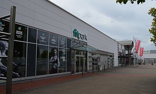 Noch steht der Schriftzug des alten Werre-Park-Mieters über dem Eingang. Bald aber soll dort "Sports Club" zu lesen sein. - Falk Justus Rahn Noch steht der Schriftzug des alten Werre-Park-Mieters über dem Eingang. Bald aber soll dort "Sports Club" zu lesen sein. - Falk Justus Rahn