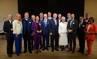 Trafen sich zur 80-Jahr-Feier der Harting Technologiegruppe in Espelkamp: Henning Vieker (Büürgermeister Espelkamp), Maresa Harting-Hertz (stellvertretende Vorstandsvorsitzende), Kai Abruszat (Bürgermeister Stemwede), Achim Post (Co-Vorsitzender NRW-SPD), Anna Katharina Bölling (Regierungspräsidentin), Michael Jäcke (Bürgermeister Minden), Dietmar Harting, Philip Harting (Vorstandsvorsitzender), Christian Wulff (früherer Bundespräsident), Frank Haberbosch (Bürgermeister Lübbecke), Margrit Harting, Marko Steiner (Bürgermeister Pr. Oldendorf), Ali Dogan (Landrat), Oliver Vogt (CDU-Bundestagsabgeordneter), Bert Honsel (Bürgermeister Rahden) und Bianca Winkelmann (CDU-Landtagsabgeordnete). - Joern Spreen-Ledebur Trafen sich zur 80-Jahr-Feier der Harting Technologiegruppe in Espelkamp: Henning Vieker (Büürgermeister Espelkamp), Maresa Harting-Hertz (stellvertretende Vorstandsvorsitzende), Kai Abruszat (Bürgermeister Stemwede), Achim Post (Co-Vorsitzender NRW-SPD), Anna Katharina Bölling (Regierungspräsidentin), Michael Jäcke (Bürgermeister Minden), Dietmar Harting, Philip Harting (Vorstandsvorsitzender), Christian Wulff (früherer Bundespräsident), Frank Haberbosch (Bürgermeister Lübbecke), Margrit Harting, Marko Steiner (Bürgermeister Pr. Oldendorf), Ali Dogan (Landrat), Oliver Vogt (CDU-Bundestagsabgeordneter), Bert Honsel (Bürgermeister Rahden) und Bianca Winkelmann (CDU-Landtagsabgeordnete). - Joern Spreen-Ledebur