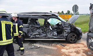 Die Frau saß auf der Beifahrerseite und musste aus dem Auto geschnitten werden. MT-Archivfoto: - Oliver Plöger Die Frau saß auf der Beifahrerseite und musste aus dem Auto geschnitten werden. MT-Archivfoto: - Oliver Plöger