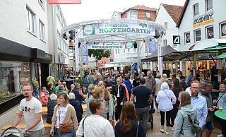 Am Sonntag öffneten die Geschäfte im Herzen Lübbeckes zum verkaufsoffenen Sonntag. Da war auch in der Langen Straße viel los. - Joern Spreen-Ledebur Am Sonntag öffneten die Geschäfte im Herzen Lübbeckes zum verkaufsoffenen Sonntag. Da war auch in der Langen Straße viel los. - Joern Spreen-Ledebur