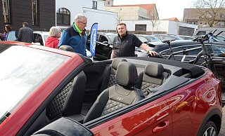 Die Rahdener Automesse sei nach wie vor wichtig, sagte Nils Dunkel. Am Wochenende stellte er den Gäste unter anderem auch ein VW-Cabrio vor. - Joern Spreen-Ledebur Die Rahdener Automesse sei nach wie vor wichtig, sagte Nils Dunkel. Am Wochenende stellte er den Gäste unter anderem auch ein VW-Cabrio vor. - Joern Spreen-Ledebur