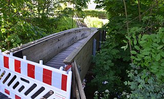Gesperrt: Die Holzbrücke über den Bollerbach bleibt für Fußgänger ab sofort gesperrt.Der Rat hat Gelder bewilligt, um sie 2026 zu sanieren. - Nicole Fischer Gesperrt: Die Holzbrücke über den Bollerbach bleibt für Fußgänger ab sofort gesperrt.Der Rat hat Gelder bewilligt, um sie 2026 zu sanieren. - Nicole Fischer