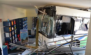 Der Unfall hat im unteren Teil des Reisebüros großen Schaden angerichtet. - Oliver Plöger Der Unfall hat im unteren Teil des Reisebüros großen Schaden angerichtet. - Oliver Plöger