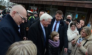 Während seiner Ortszeit in Espelkamp genoss Bundespräsident Frank-Walter Steinmeier auch vor dem Bürgerhaus das Bad in der Menge. - Joern Spreen-Ledebur Während seiner Ortszeit in Espelkamp genoss Bundespräsident Frank-Walter Steinmeier auch vor dem Bürgerhaus das Bad in der Menge. - Joern Spreen-Ledebur