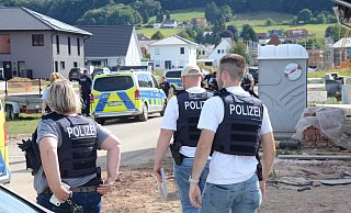 Polizeikräfte waren am Lerchenweg in Lübbecke und einem östlich angrenzenden Neubaugebiet im Einsatz. - Joern Spreen-Ledebur Polizeikräfte waren am Lerchenweg in Lübbecke und einem östlich angrenzenden Neubaugebiet im Einsatz. - Joern Spreen-Ledebur