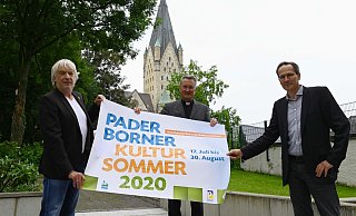 Carsten Hormes vom Kulturbüro OWL (v. l.), Dompropst Monsignore Joachim Göbel und Jens Reinhard, Leiter Öffentlichkeitsarbeit und Stadtmarketing und Pressereferent der Stadt Paderborn. - Ronald Pfaff/Erzbistum Paderborn Carsten Hormes vom Kulturbüro OWL (v. l.), Dompropst Monsignore Joachim Göbel und Jens Reinhard, Leiter Öffentlichkeitsarbeit und Stadtmarketing und Pressereferent der Stadt Paderborn. - Ronald Pfaff/Erzbistum Paderborn