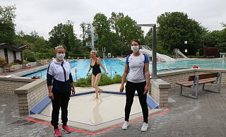 Das Team vom Freibad macht es vor: Carina Oberteicher (l.) und Katharina Bethge mit Mundschutz am Beckenrand. - Robert Becker Das Team vom Freibad macht es vor: Carina Oberteicher (l.) und Katharina Bethge mit Mundschutz am Beckenrand. - Robert Becker