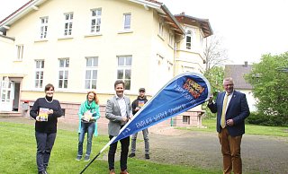 Über das diesjährige Ferien(s)pass-Angebot freuen sich Jugentreffleiterin Ivona Lokaj (v. l), Sozialamtsmitarbeiterin Monika Mönnekes, Samtgemeindebürgermeister Timo Wenkel, Jugendtreffleiter Peter Kamischke-Funk und Bürgermeister Daniel Hartmann. - Burkhard Battran Über das diesjährige Ferien(s)pass-Angebot freuen sich Jugentreffleiterin Ivona Lokaj (v. l), Sozialamtsmitarbeiterin Monika Mönnekes, Samtgemeindebürgermeister Timo Wenkel, Jugendtreffleiter Peter Kamischke-Funk und Bürgermeister Daniel Hartmann. - Burkhard Battran