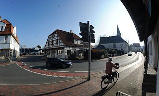 In Pr. Oldendorf führt die Bundesstraße 65 in einer 180-Grad-Kurve um den Kirchplatz und die angrenzende Bebauung herum. Begegnen sich zwei Lkw, kann es in der Kurve schon mal eng werden. - Joern Spreen-Ledebur In Pr. Oldendorf führt die Bundesstraße 65 in einer 180-Grad-Kurve um den Kirchplatz und die angrenzende Bebauung herum. Begegnen sich zwei Lkw, kann es in der Kurve schon mal eng werden. - Joern Spreen-Ledebur
