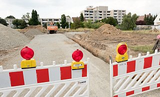 Das neue Wohnbaugebiet wird derzeit über den Küferweg erschlossen. Im Hintergrund sind die Hochhäuser der Wohnoase zu sehen, die ihre Zufahrt über den Otternbuschweg haben. - Ralf Bittner Das neue Wohnbaugebiet wird derzeit über den Küferweg erschlossen. Im Hintergrund sind die Hochhäuser der Wohnoase zu sehen, die ihre Zufahrt über den Otternbuschweg haben. - Ralf Bittner
