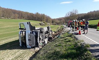 Der vollbeladene Lastwagen mit Anhänger kippte eine Böschung hinunter. - Manuela Puls Der vollbeladene Lastwagen mit Anhänger kippte eine Böschung hinunter. - Manuela Puls