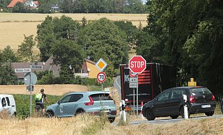 Riskant: Ein Radfahrer passiert den Abzweig der B 61 zur Alten Heerstraße. Künftig wird dieser Bereich erneuert und zudem einen Geh- und Radweg erhalten. - Peter Steinert Riskant: Ein Radfahrer passiert den Abzweig der B 61 zur Alten Heerstraße. Künftig wird dieser Bereich erneuert und zudem einen Geh- und Radweg erhalten. - Peter Steinert