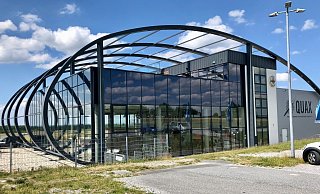 Auf dem Oberdeck des Quax-Hangars am Flughafen zieht ein neuer Pächter in die Panorama-Lounge ein. Nicht nur für Flugzeug-Fans ist dies ein interessanter Ort. - Reinhard Peters Auf dem Oberdeck des Quax-Hangars am Flughafen zieht ein neuer Pächter in die Panorama-Lounge ein. Nicht nur für Flugzeug-Fans ist dies ein interessanter Ort. - Reinhard Peters