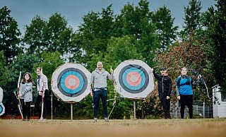 Vereinsfamilie: Die Bogenschützen Zehra Altin, Antonia Strohm, Frank Motsakos, Björn Götsch und Celine Kronsbein (v.l.) mit ihren Waffen auf dem Trainingsgelände hinter der Volksbank-Arena im Landesgartenschaupark. - Besim Mazhiqi Vereinsfamilie: Die Bogenschützen Zehra Altin, Antonia Strohm, Frank Motsakos, Björn Götsch und Celine Kronsbein (v.l.) mit ihren Waffen auf dem Trainingsgelände hinter der Volksbank-Arena im Landesgartenschaupark. - Besim Mazhiqi