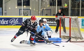 Erneut gut mitgehalten: Herfords Stürmer Ralf Rinke sorgt in dieser Szene für Gefahr vor dem Tor der Icefighters Leipzig. - Yvonne Gottschlich Erneut gut mitgehalten: Herfords Stürmer Ralf Rinke sorgt in dieser Szene für Gefahr vor dem Tor der Icefighters Leipzig. - Yvonne Gottschlich