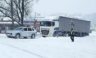 An der Deckertstraße half der Fahrer eines Porsche Cayenne einem Brummi den Berg hinauf. Die Polizei hatte dafür extra die Straße gesperrt. - Kurt Ehmke An der Deckertstraße half der Fahrer eines Porsche Cayenne einem Brummi den Berg hinauf. Die Polizei hatte dafür extra die Straße gesperrt. - Kurt Ehmke
