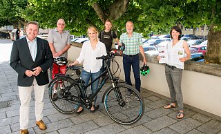 Die Klimaschutzbeauftragte Laetitia Müller (3. v.l) freut sich mit Bürgermeister Tim Kähler (l.), dass sich viele Akteure an der Klimaschutzwoche beteiligen. Dabei sind Peter Gülpe vom ADFC (hi. v. l.), Ralf König (Grünflächenamt), Manfred Mohning (Fairtrade-Gruppe) und Svenja Winkler von den Parents for Future sowie die Recyclingbörse und der BUND. - Ralf Bittner Die Klimaschutzbeauftragte Laetitia Müller (3. v.l) freut sich mit Bürgermeister Tim Kähler (l.), dass sich viele Akteure an der Klimaschutzwoche beteiligen. Dabei sind Peter Gülpe vom ADFC (hi. v. l.), Ralf König (Grünflächenamt), Manfred Mohning (Fairtrade-Gruppe) und Svenja Winkler von den Parents for Future sowie die Recyclingbörse und der BUND. - Ralf Bittner
