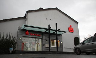 Nach einem Wasserschaden in der Filiale der Sparkasse in Südlengern waren etliche der dort gelagerten Freistellungsaufträge nicht mehr lesbar. - Björn Kenter Nach einem Wasserschaden in der Filiale der Sparkasse in Südlengern waren etliche der dort gelagerten Freistellungsaufträge nicht mehr lesbar. - Björn Kenter