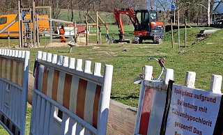 Die Folgen des heftigen Großbrandes bei der Firma Bestpool in Steinhagen im Kreis Gütersloh beschäftigt Städte, Bauhöfe und Co. auch drei Wochen später noch. - Uwe Pollmeier Die Folgen des heftigen Großbrandes bei der Firma Bestpool in Steinhagen im Kreis Gütersloh beschäftigt Städte, Bauhöfe und Co. auch drei Wochen später noch. - Uwe Pollmeier