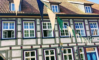 Noch immer in Schwarz-Weiß-Grün: Wie hier am Hotel Fürstabtei hängen noch vielerorts in Herford die Wimpel des Schützenvereins. - Eike J. Horstmann Noch immer in Schwarz-Weiß-Grün: Wie hier am Hotel Fürstabtei hängen noch vielerorts in Herford die Wimpel des Schützenvereins. - Eike J. Horstmann