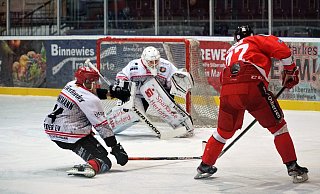 Philipp Brinkmann (l.) und Torhüter Ennio Albrecht versuchen in dieser Szene gegen Dennis Arnold zu retten. - Nico Schweble Philipp Brinkmann (l.) und Torhüter Ennio Albrecht versuchen in dieser Szene gegen Dennis Arnold zu retten. - Nico Schweble