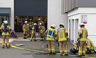 Mit Hochdrucklüftern drückt die Feuerwehr das Gas aus der Werkhalle. - Simone Flörke Mit Hochdrucklüftern drückt die Feuerwehr das Gas aus der Werkhalle. - Simone Flörke