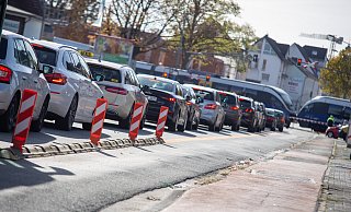 Wenn die Bahnschranken geschlossen sind, staut es sich an der Detmolder Straße. Früher war hier mehr Platz für Autos, jetzt gibt es testweise eine abgetrennte Fahrradspur. - Niklas Tüns Wenn die Bahnschranken geschlossen sind, staut es sich an der Detmolder Straße. Früher war hier mehr Platz für Autos, jetzt gibt es testweise eine abgetrennte Fahrradspur. - Niklas Tüns