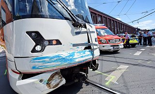 Ein SUV-Fahrer setzte auf die Straße zurück und traf die herannahende Bahn. Das hier gezeigte Symbolfoto zeigt nicht die tatsächliche Unfallstelle. - Barbara Franke Ein SUV-Fahrer setzte auf die Straße zurück und traf die herannahende Bahn. Das hier gezeigte Symbolfoto zeigt nicht die tatsächliche Unfallstelle. - Barbara Franke
