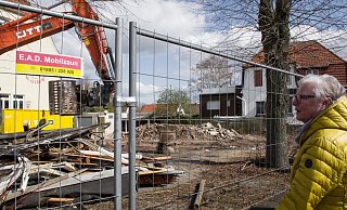 Der Bagger hat die ehemalige Hausmeisterwohnung bereits dem Erdboden gleichgemacht. 30 Jahre lang war sie das Zuhause von Christiane Glaeske. - Cornelia Müller Der Bagger hat die ehemalige Hausmeisterwohnung bereits dem Erdboden gleichgemacht. 30 Jahre lang war sie das Zuhause von Christiane Glaeske. - Cornelia Müller